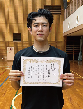 男子シングルスで準優勝した稲嶺盛斗さん