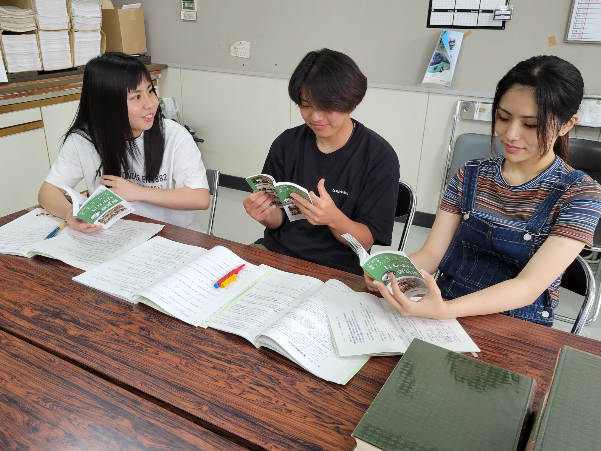 【1年生向けの夏休みブックガイド『にちぶん羅針盤 こんぱす 』が完成しました！】 日文のブログ 沖縄国際大学