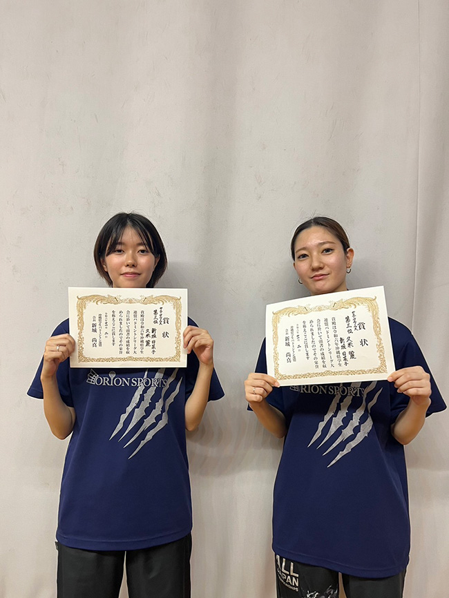 写真左から女子ダブルス3位の新垣さん、久米さん