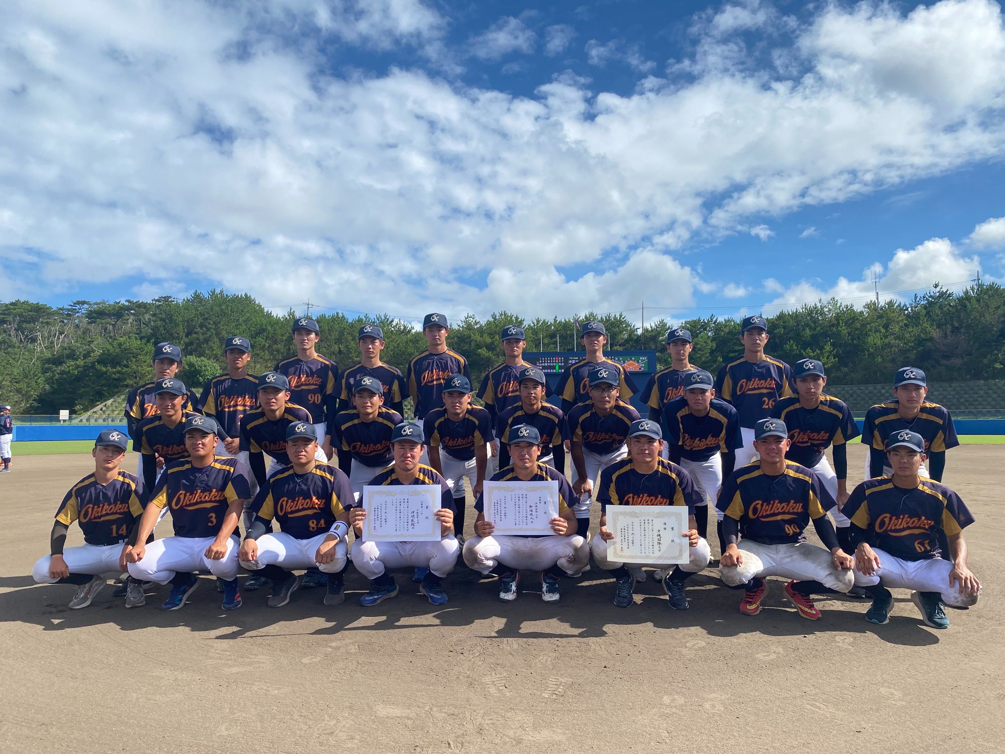 第25回沖縄県大学野球フレッシュリーグで優勝した硬式野球部の皆さん