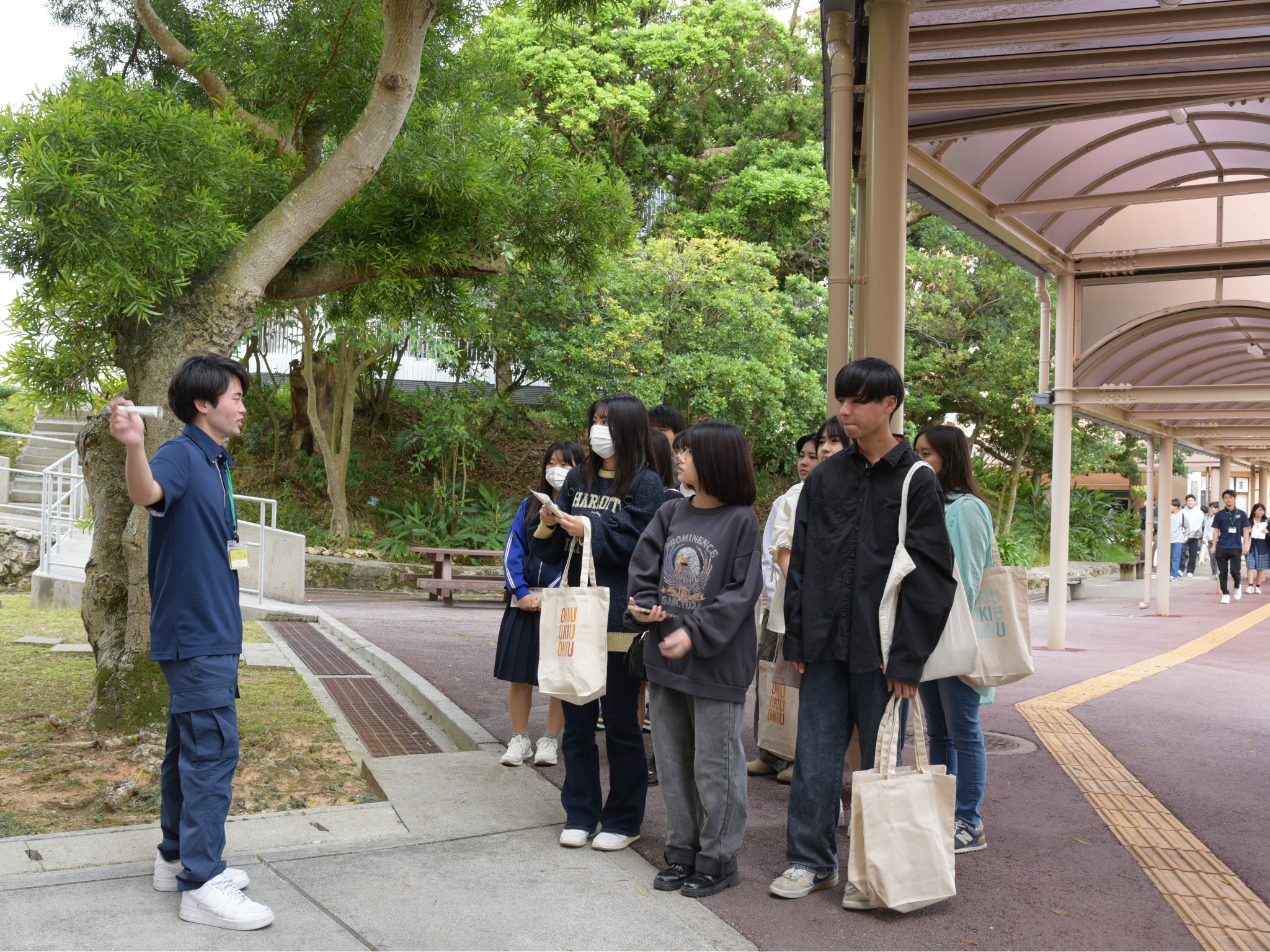 在学生によるツアーガイドの様子