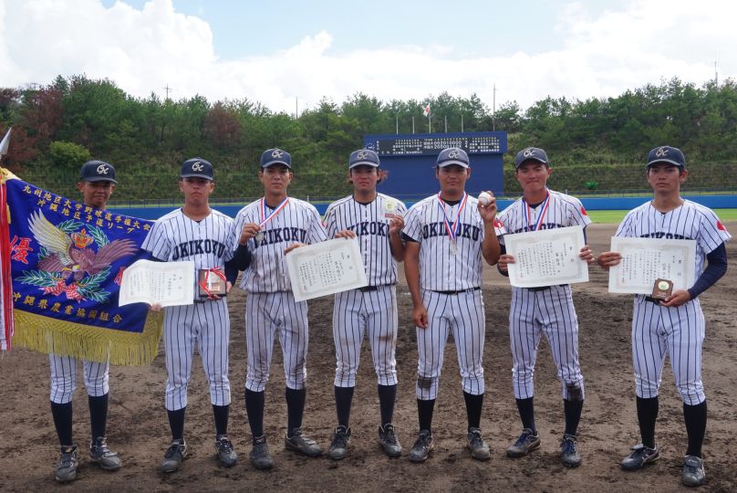写真右から比嘉皐太さん(人間福祉学科2年・都城高校出身)、崔哲瑋さん(英米言語文化学科4年・沖縄尚学高校出身)、大城稜雅さん(地域行政学科3年・沖縄尚学高校出身)、吉元優志さん(経済学科3年・名護高校出身)、新垣友喜さん(地域環境政策学科2年・松山聖陵高校出身)