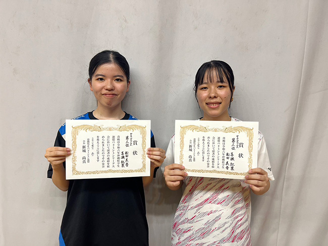 写真左から女子ダブルス3位の松田さん、喜瀬さん