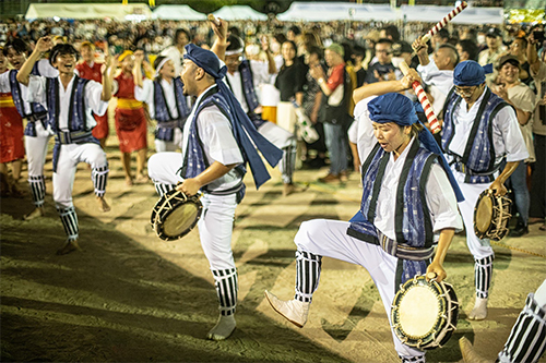 阪市大正区で行われた第49回エイサーまつりで演舞するエイサーサークル琉球風車のみなさん