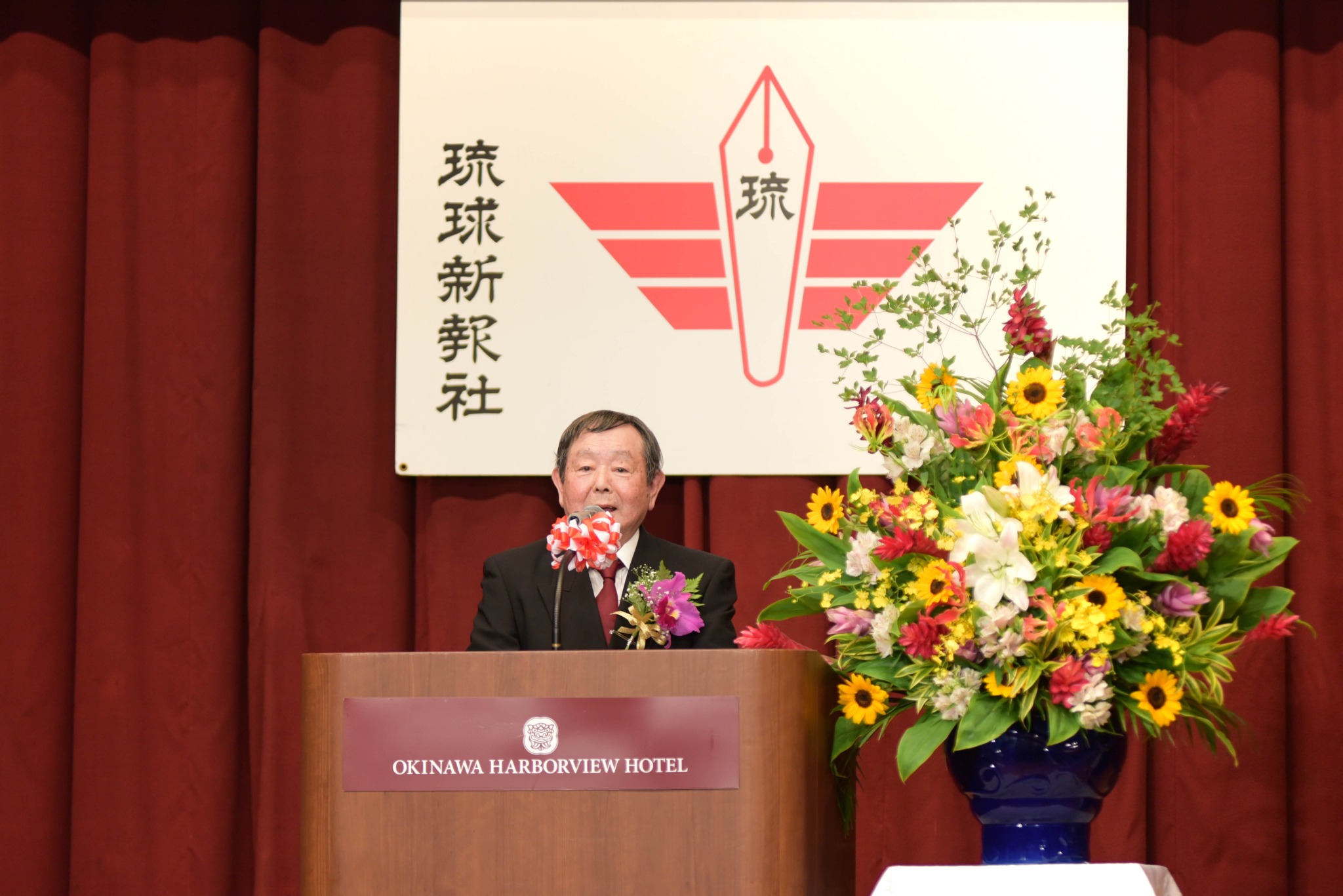 第59回琉球新報賞で受賞者挨拶を行う本学名誉教授の石原昌家先生