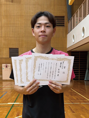 男子シングルスで3位になった糸洲直さん
