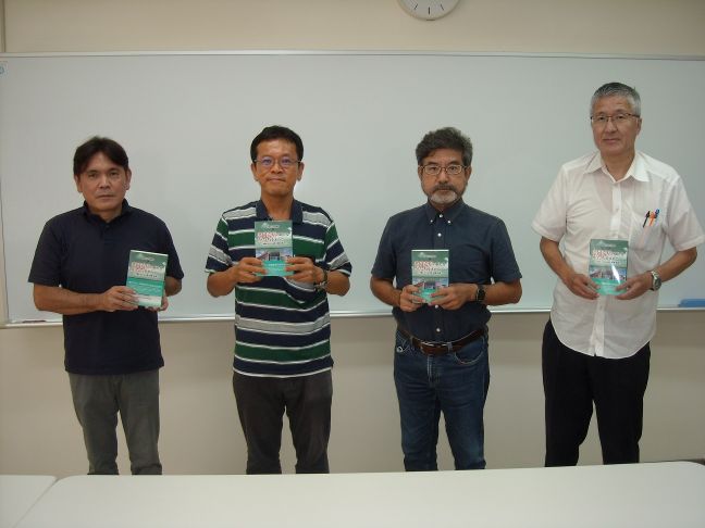 ■左から崎浜所長、叢書編集委員:村上所員・宮城特別研究員・小川所員