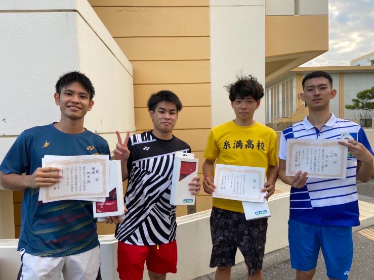 沖縄県学生連盟バドミントン大会で優勝した男子団体チーム