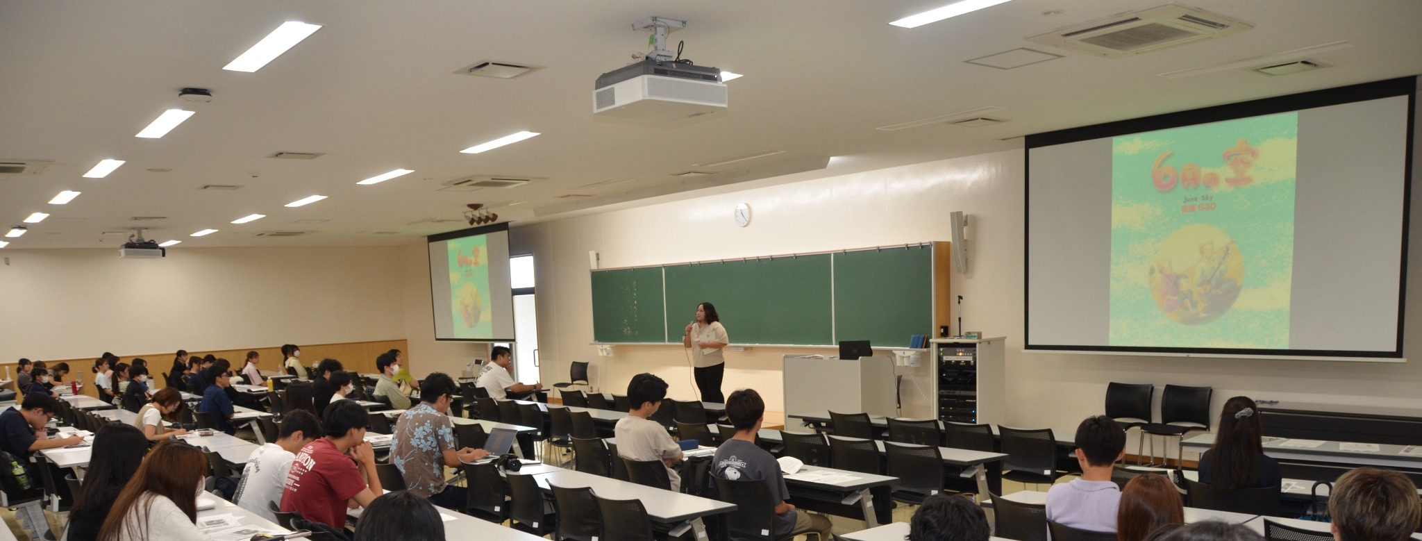 前田美幸さんによる絵本の読み聞かせの様子