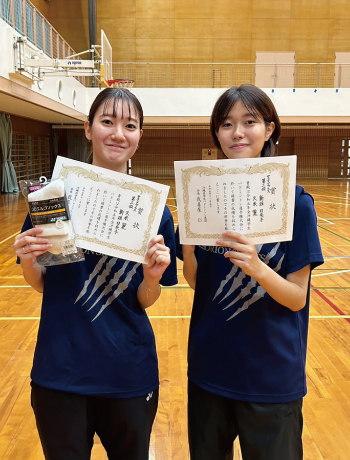 写真左から女子ダブルスで3位になった久米麗さん、新垣日菜子さん