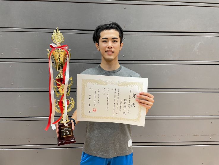 シングルスB級で優勝した稲嶺盛斗さん企業システム学科2年次糸満高校出身