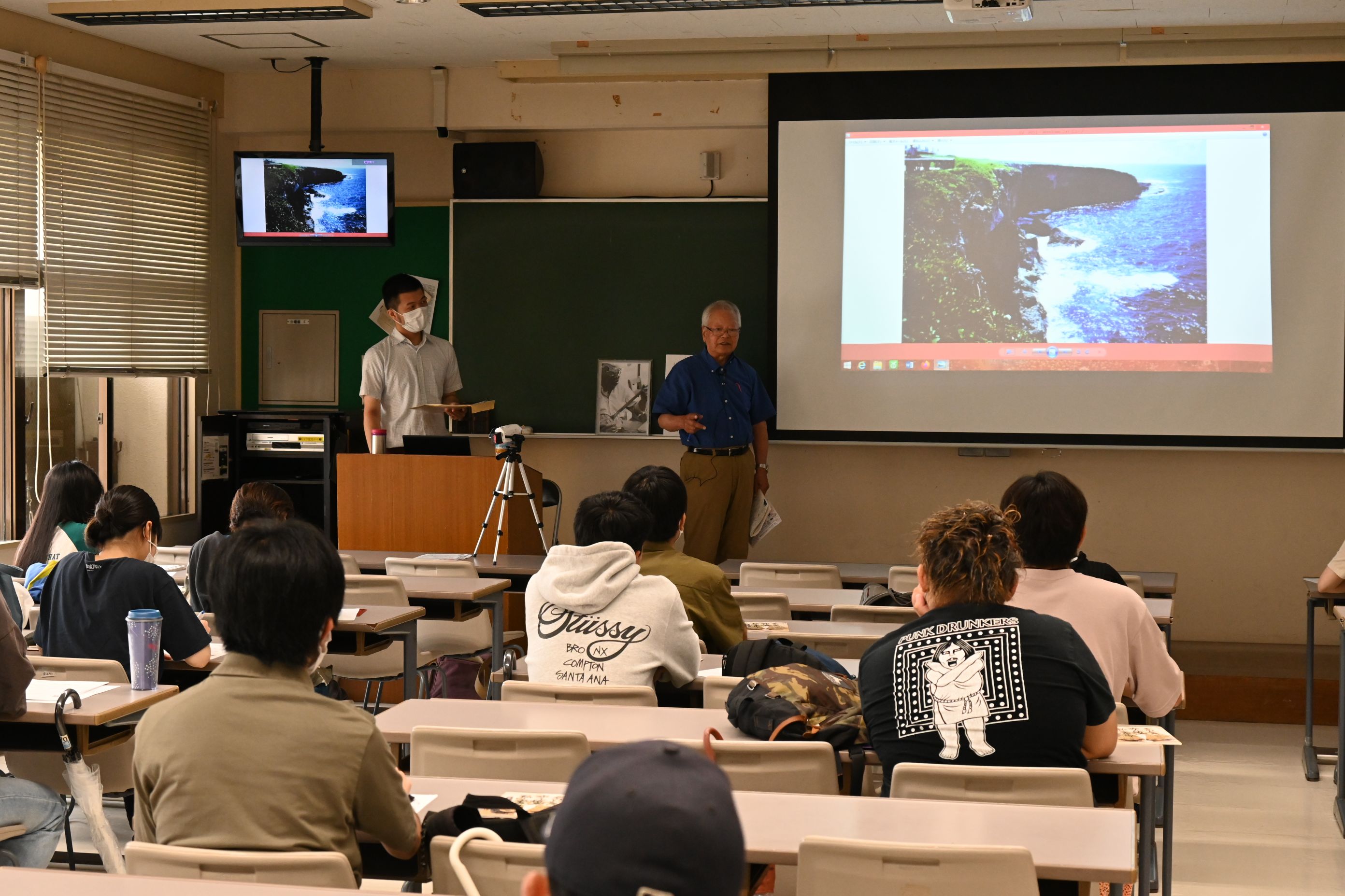 学生へ講話を行う石川文洋さん