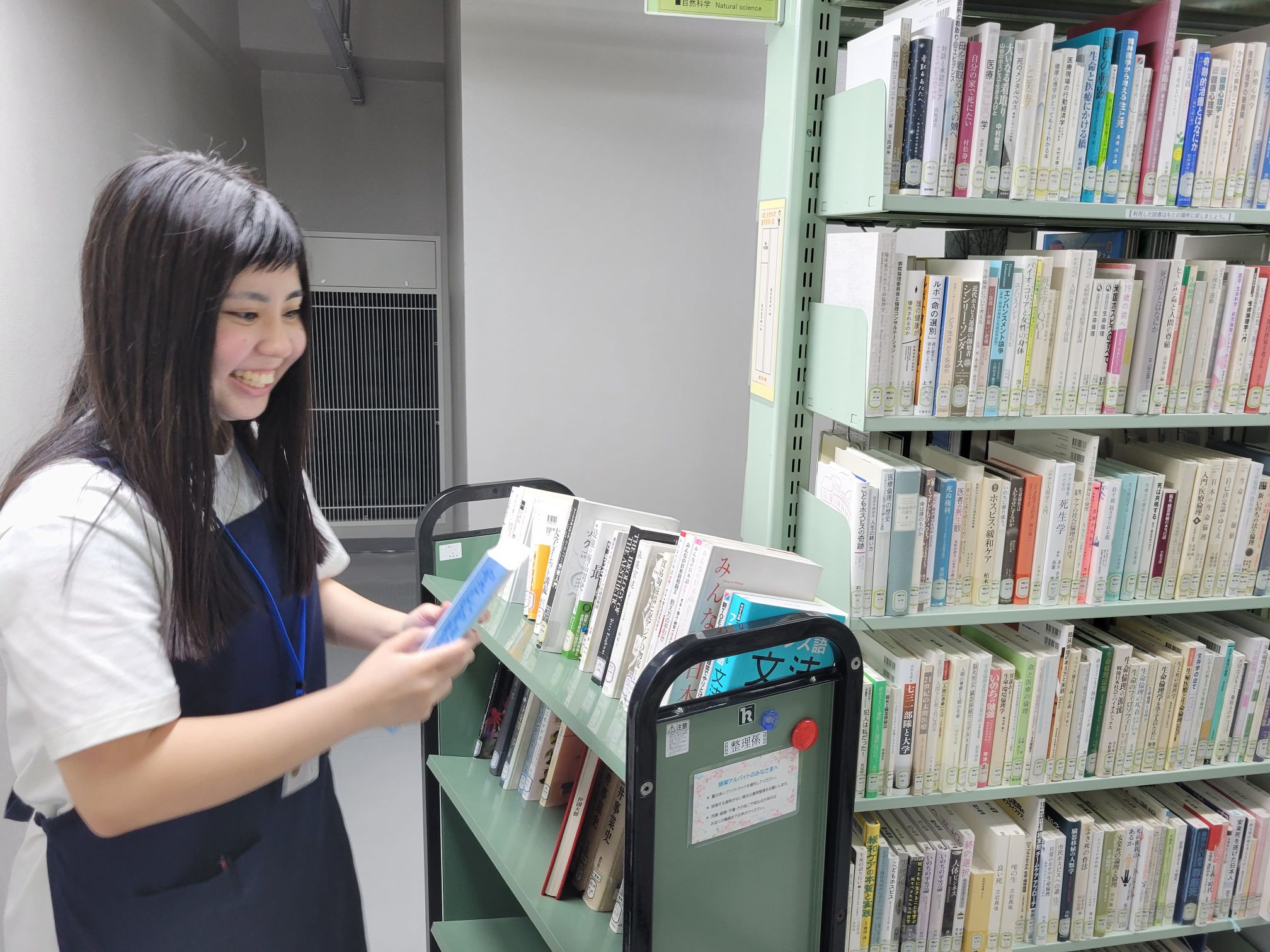 3年生になったらこんなことも！ 図書館アルバイト中の玉城さんに