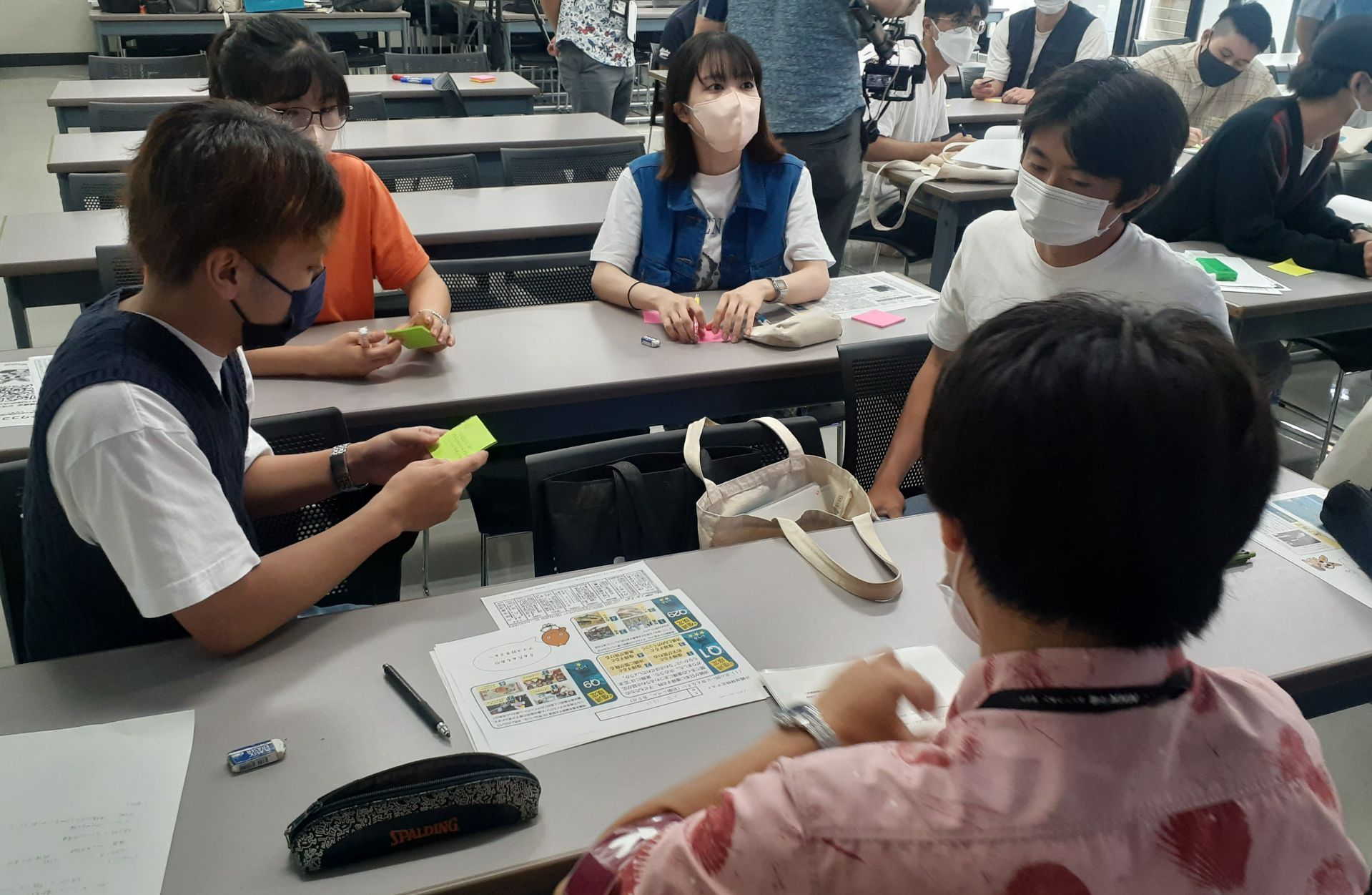 復帰の評価について話し合う学生たち