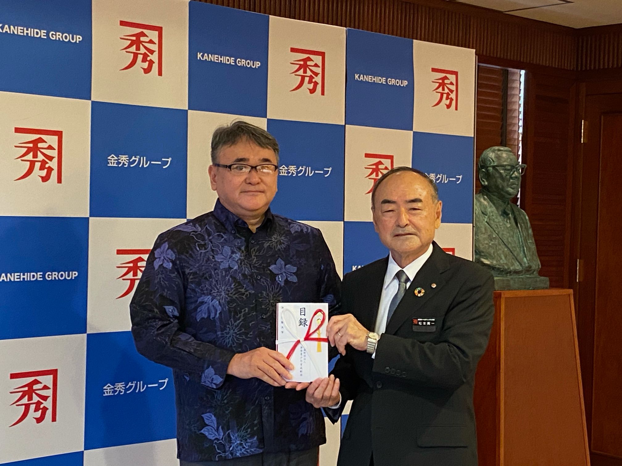 贈呈式で目録を受ける安里副学長(写真左)