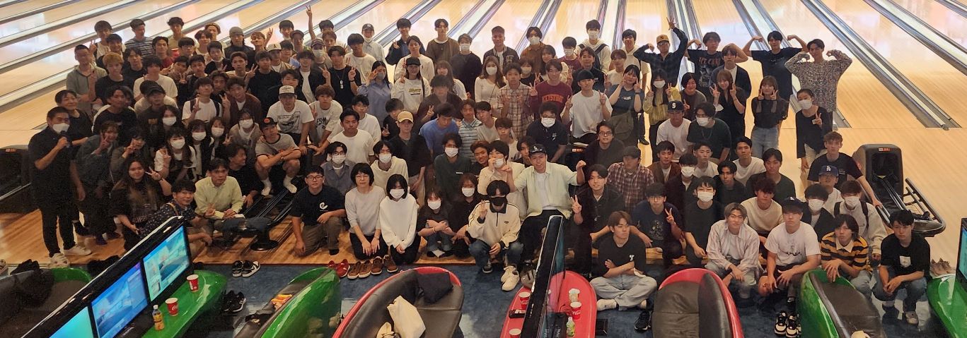 経済学科新入生と先生方との集合写真の様子