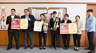 安里学長との記念撮影の様子