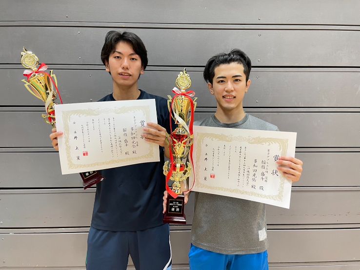ダブルスB級で優勝した写真左から多和田光祐さん(産業情報学科1年次・コザ高校出身)、稲嶺盛斗さん企業システム学科2年次糸満高校出身