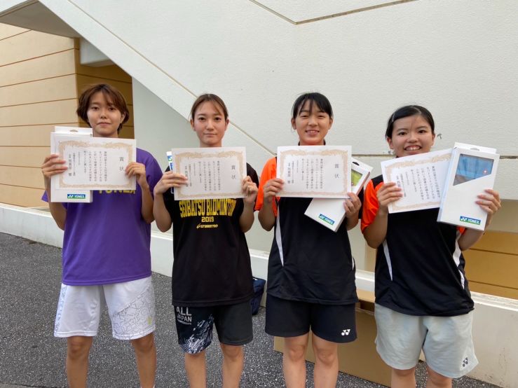 沖縄県学生連盟バドミントン大会で優勝した女子団体チーム