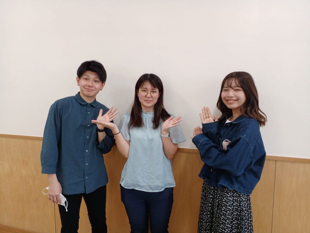 写真写真左からスマイライフ役員の名嘉眞くん、ラジオ沖縄の當銘アナウンサー、スマイライフの長嶺さん