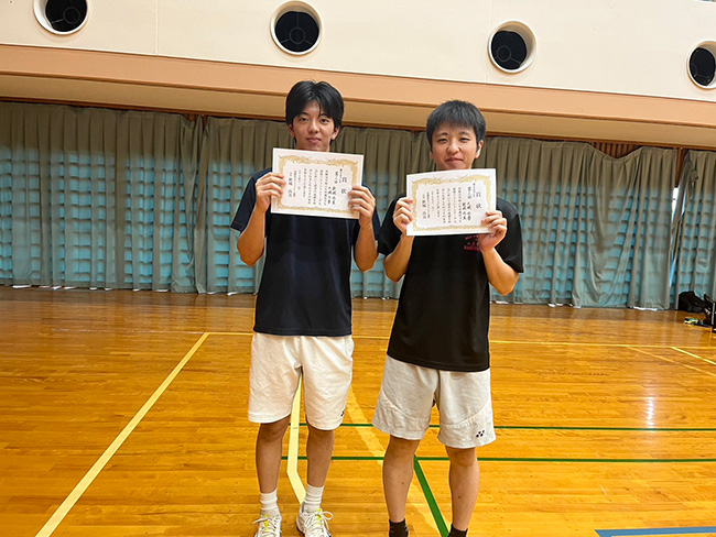 写真左から男子ダブルス3位の新城さん、大城さん