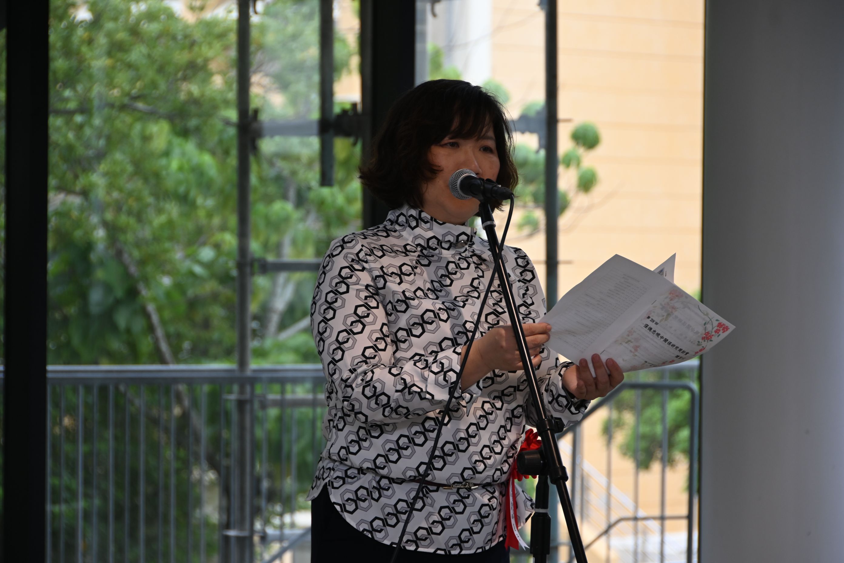 運営委員長あいさつをする南島文化研究所長の岩田直子先生