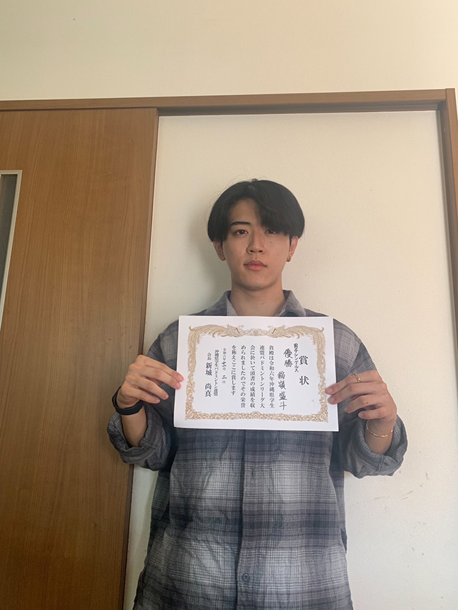 男子シングルス優勝の稲嶺盛斗さん