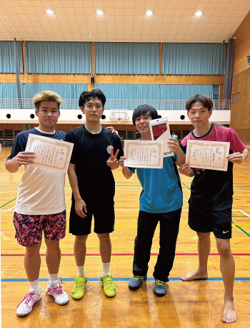 男子団体の部で優勝したみなさん