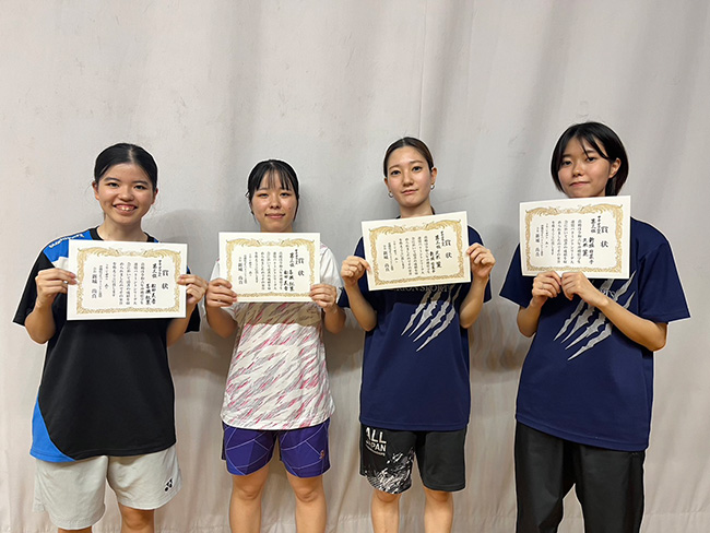 写真左から女子団体3位の松田さん、喜瀬さん、久米さん、新垣さん