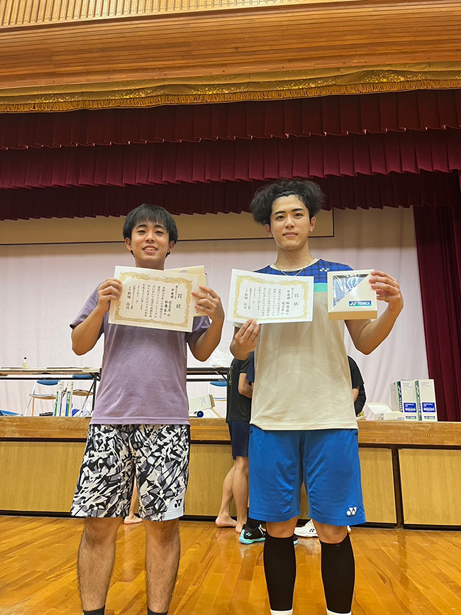 写真左から男子ダブルス準優勝の我喜屋さん、稲嶺さん