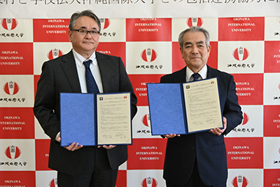 写真右から東村長當山全伸様、安里肇理事長・学長