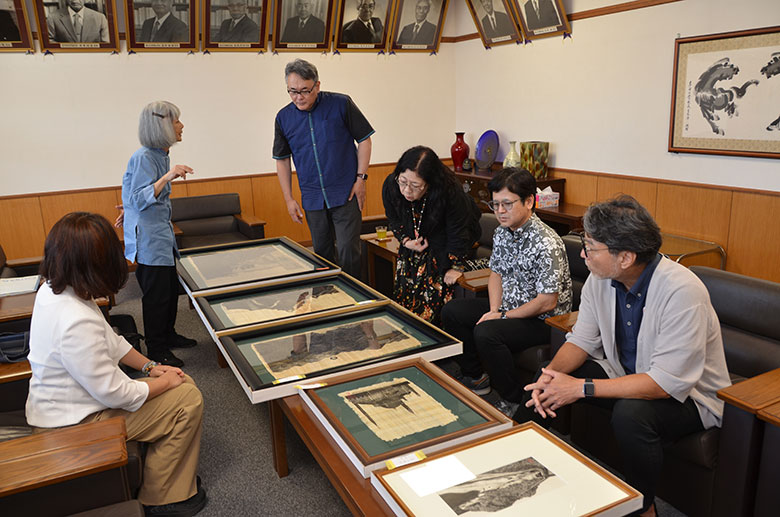 金城美智子氏の説明を受ける安里理事長・学長