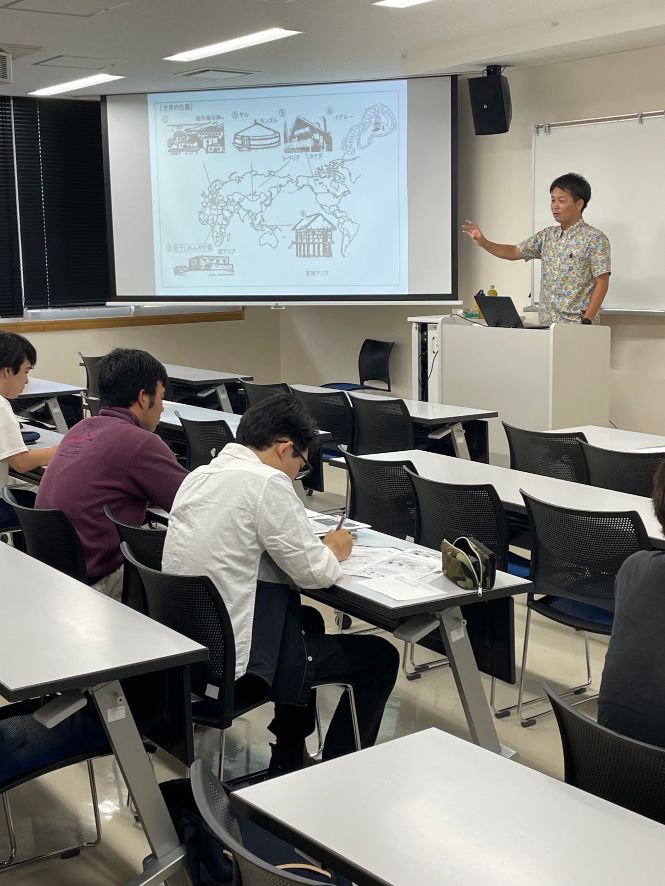 講師の新島教諭