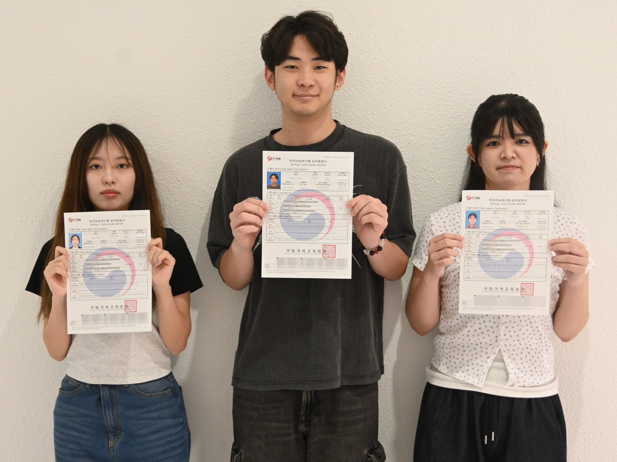 (左)照屋さん、(真ん中)村山さん、(右)友利さん