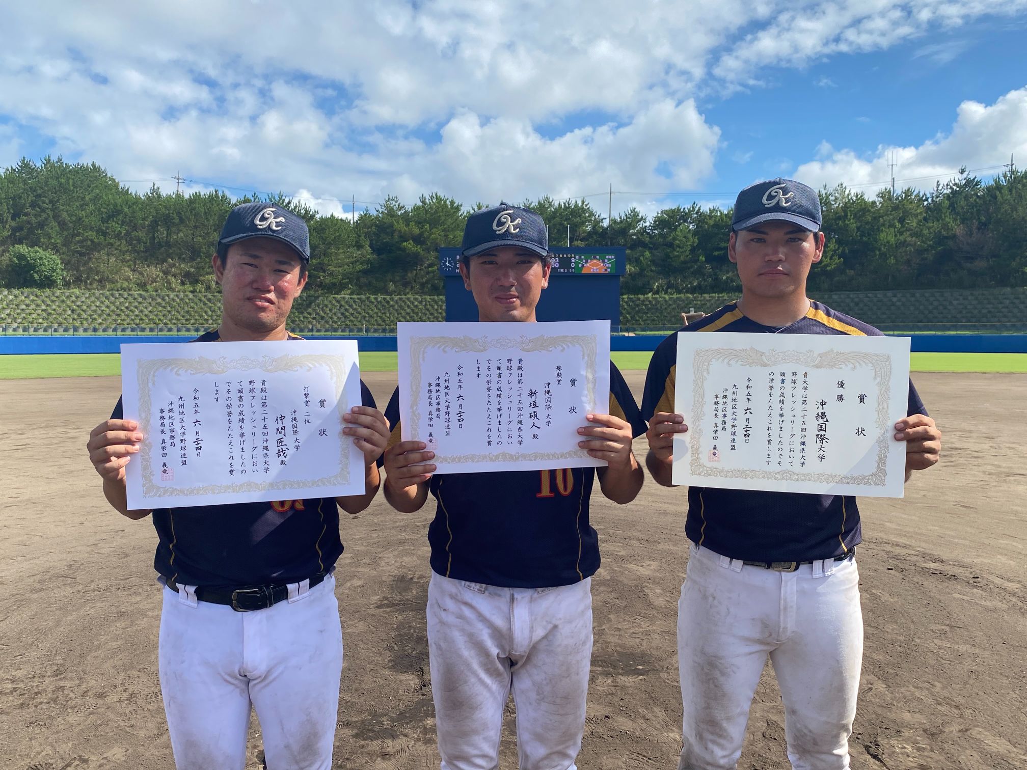 打撃賞2位の仲間匠哉さん(写真左)、殊勲賞の新垣碩人さん(写真中央)