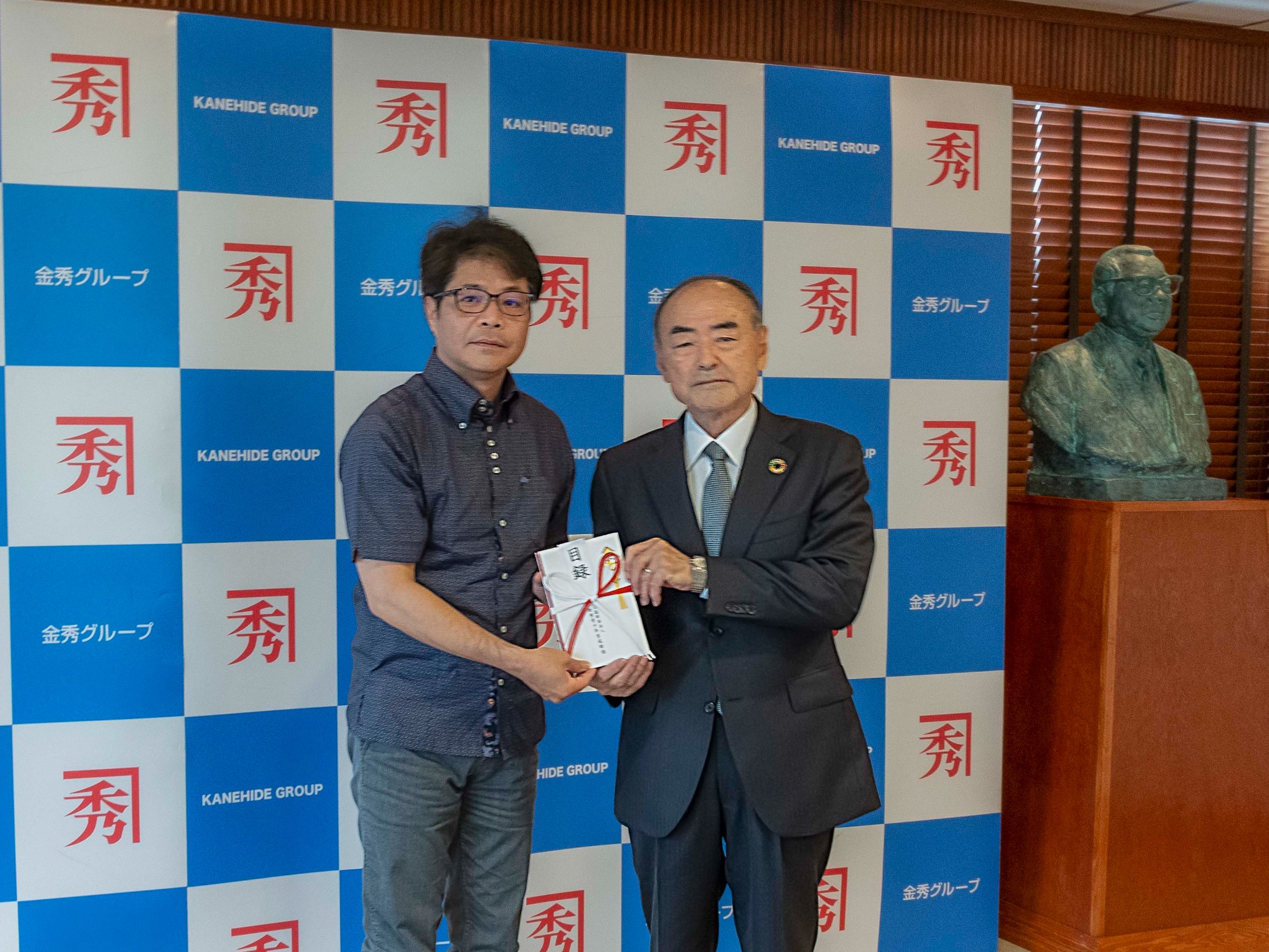 給付式に出席する比嘉正茂 副学長写真左