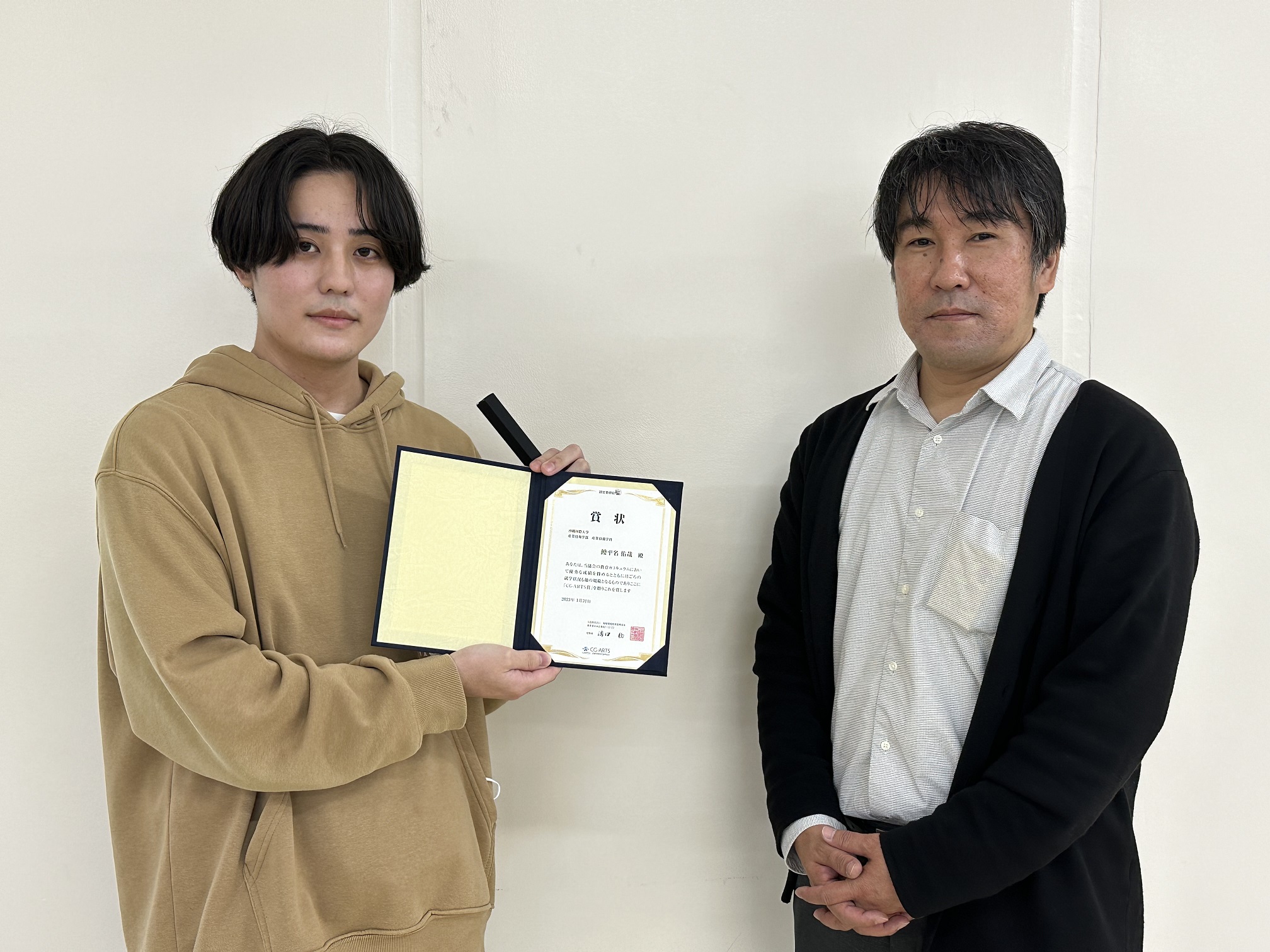 賞状を手にする饒平名佑哉さん写真左、大山先生写真右