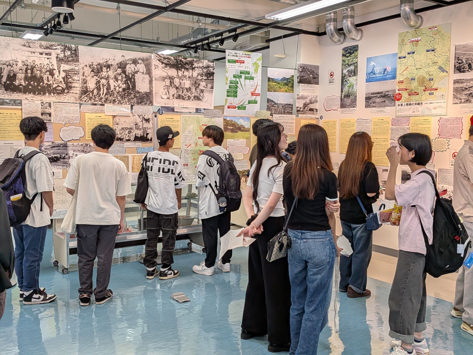展示を熱心に見学しています