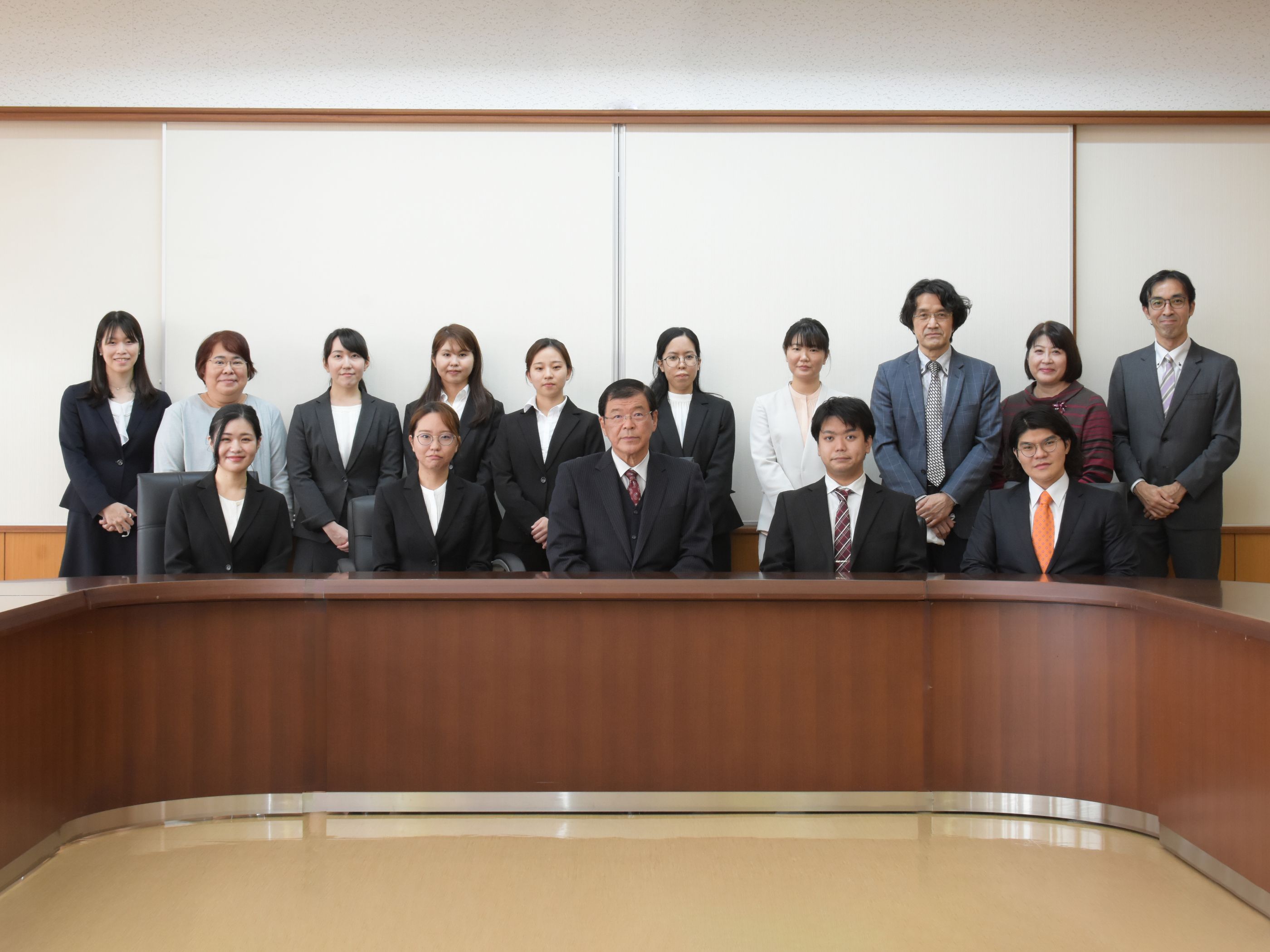 公認心理師・臨床心理士合格者の前津学長表敬訪問の様子