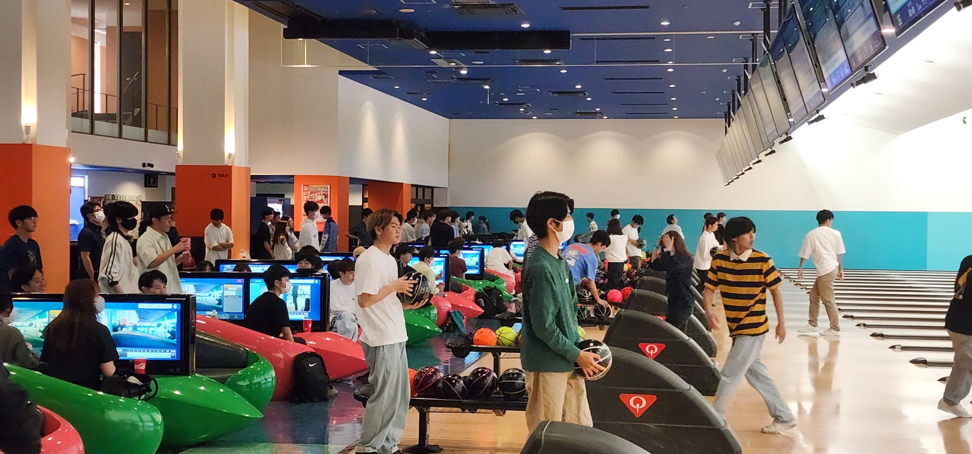 経済学科新入生メンバーシップトレーニングボウリング大会の様子