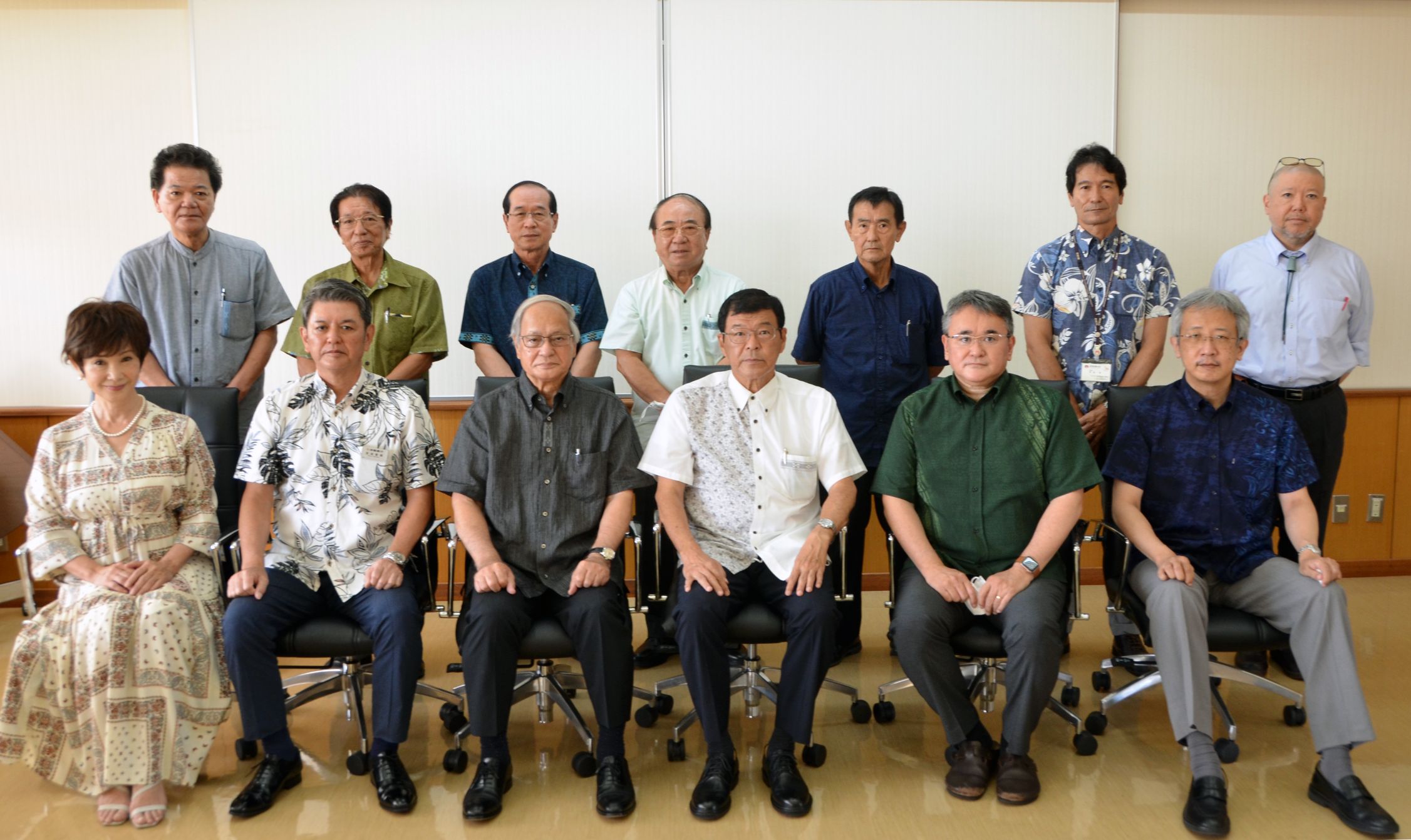 友利博明新校友会長(写真前列左から3人目)