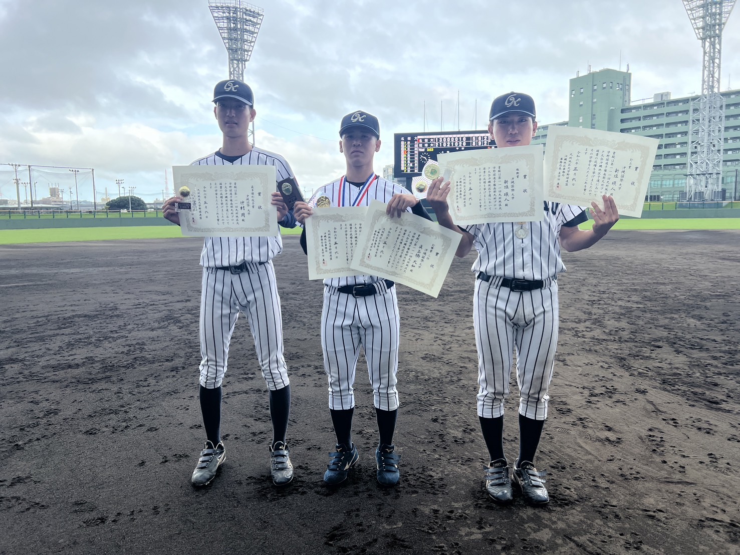 写真左から最多勝利投手賞の経済学科3年次仲村 周さん(球陽高校出身)、打撃賞2位、新人賞、ベストナインの人間福祉学科2年次眞玉橋大和さん(興南高校出身)、殊勲賞、打点賞、ベストナインの地域環境政策学科3年次新垣碩人さん(沖縄水産高校出身)