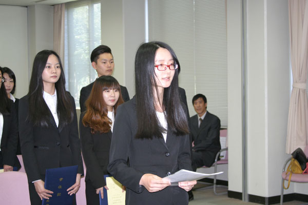 卒業生代表で謝辞を述べる周莉さん