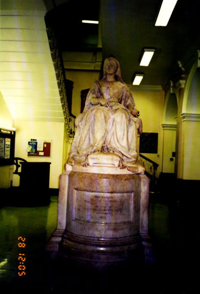 ヴィクトリア女王の銅像　セントトーマス病院（ロンドン）