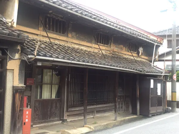 七曲り街道に多い昔ながらの建物