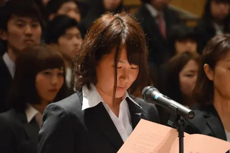 人間学部 代表宣誓 大賀伶那さん
