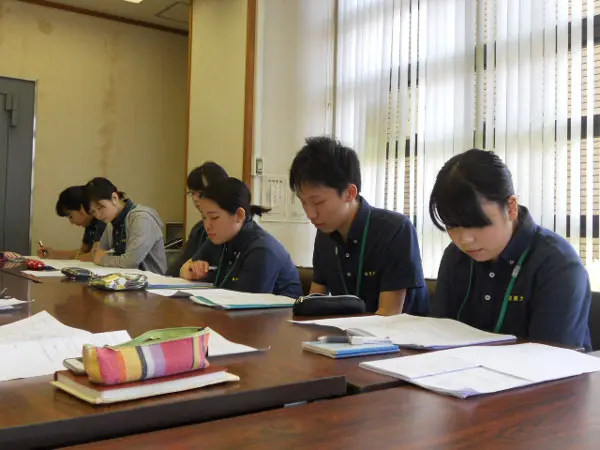 緊張するなか報告会が始まりました