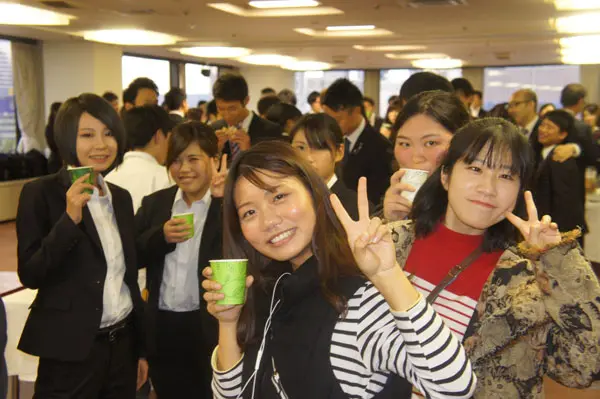 秋からの留学生も応援に駆けつけました(交流パーティの様子)
