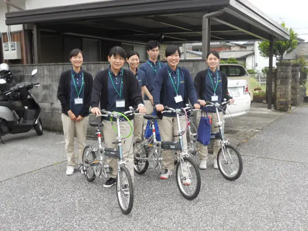 徒歩や自転車で地区踏査へ出発