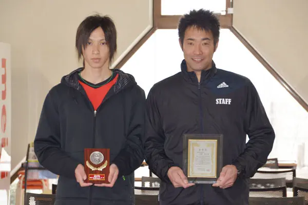 表彰を受けた山堀監督(右)と中島主将(左)
